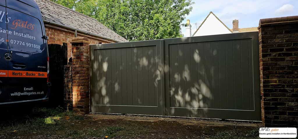 Accoya sliding gate - Harpenden